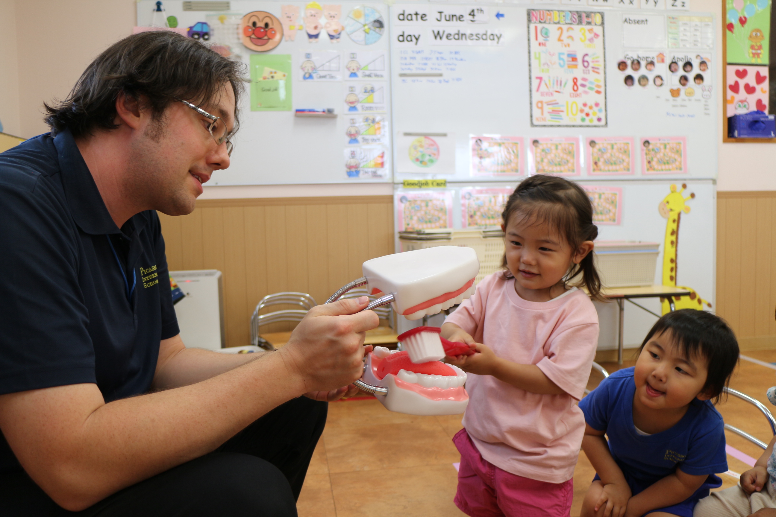 ピカソプレスクールの明るい笑顔：歯みがきについて学ぼう