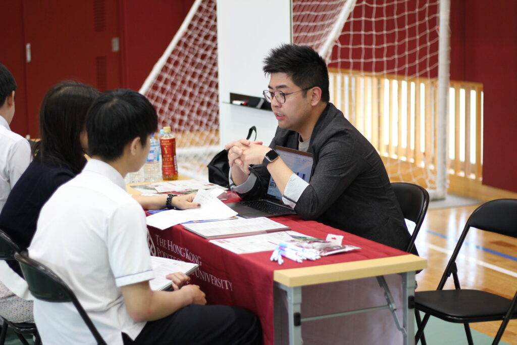 大学説明会で大学の担当者と話すKISの生徒と保護者